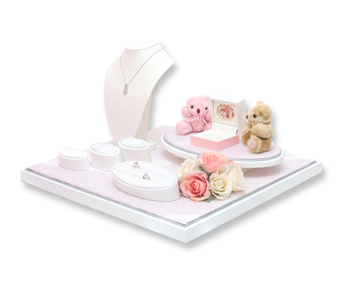 訂製直播珠寶對戒展示套組側面-粉色幸福花環背板、2隻幸福的熊熊